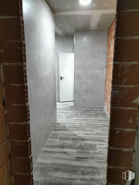 Local en alquiler en Calle Perseo, 21, Móstoles, Madrid, 28938 con puerta, espejo, accesorio, madera, edificio, suelo, escaleras, suelos, propiedad material y material de construcción alrededor