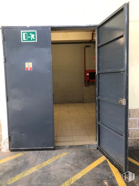 Retail for sale & for rent at Calle Toledo, 17, Sonseca, Toledo, 45100 with cabinetry, fixture, building, door, asphalt, composite material, road surface, wood, gas and tints and shades around