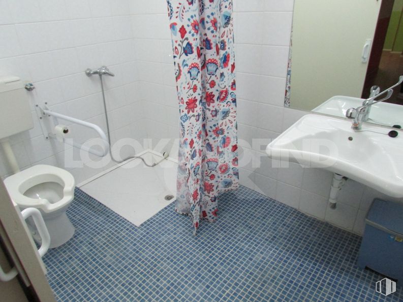 Retail for sale & for rent at Centro urbano, Talavera de la Reina, Toledo, 45600 with toilet, sink, plumbing fixture, shower curtain, bathroom sink, tap, mirror, bathroom, interior design and flooring around