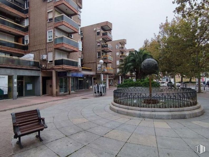 Retail for sale at Avenida Doctor Mendiguchía Carriche, Leganés, Madrid, 28913 with bench, building, road surface, outdoor bench, urban design, architecture, plant, window, tree and city around