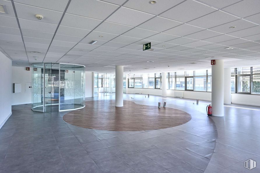 Oficina en alquiler en Edificio Margarita, Calle Somera, 5, Moncloa - Aravaca, Madrid, 28023 con pasillo, diseño de interiores, piso, pavimentos, accesorio, arte, techo, vidrio, espacio y ciudad alrededor