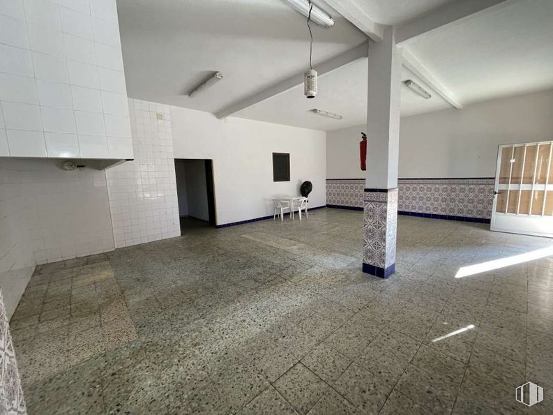 Retail for sale at Calle Río Mimbre, 9, Toledo, 45007 with lighting, interior design, hall, floor, flooring, fixture, wall, material property, wood and ceiling around