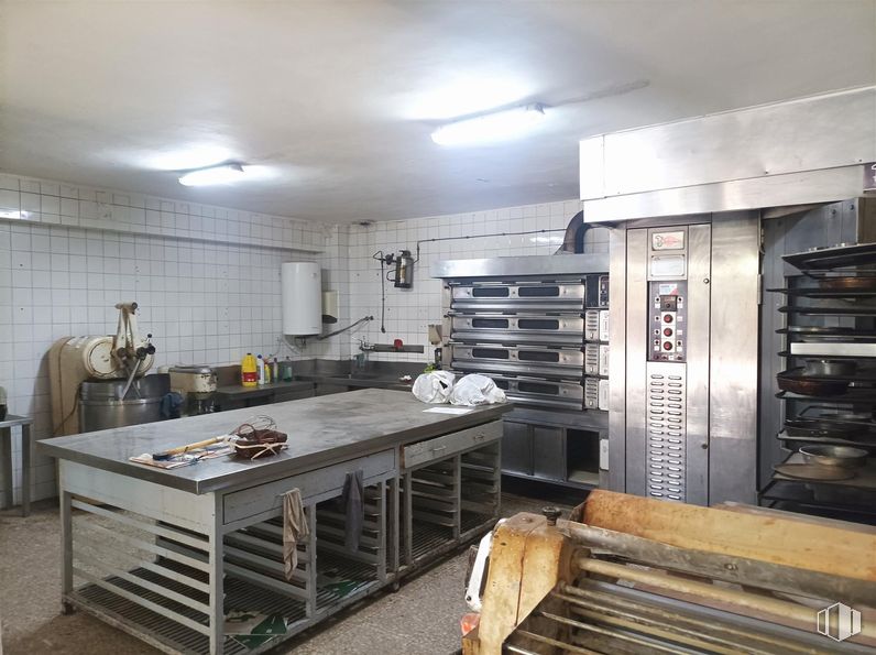 Retail for sale & for rent at Zona El Carrascal, Leganés, Madrid, 28916 with table, cabinetry, furniture, kitchen appliance, kitchen, wood, tableware, countertop, shelving and kitchen stove around