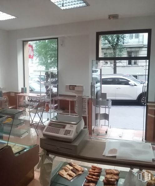 Retail for sale at Calle Martín de los Heros, Moncloa - Aravaca, Madrid, 28008 with car, property, building, window, interior design, couch, wood, floor, flooring and living room around