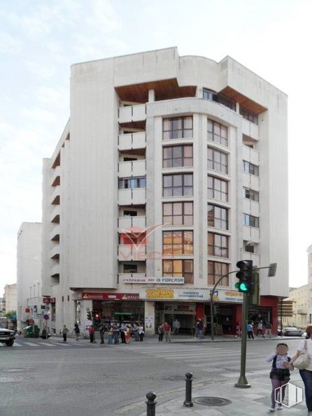 Local en alquiler en Centro Comercial 4 Caminos, Cuenca, 16003 con persona, edificio, cielo, ventana, nube, bloque de torre, diseño urbano, condominio, luz de la calle y árbol alrededor