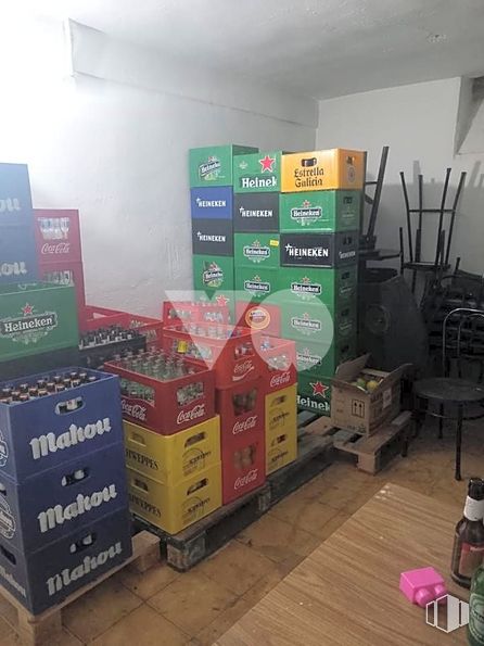 Retail for sale & for rent at Calle José Arcones Gil, Ciudad Lineal, Madrid, 28017 with packaged goods, shipping box, flooring, gas, retail, water bottle, box, carton, packaging and labeling and machine around