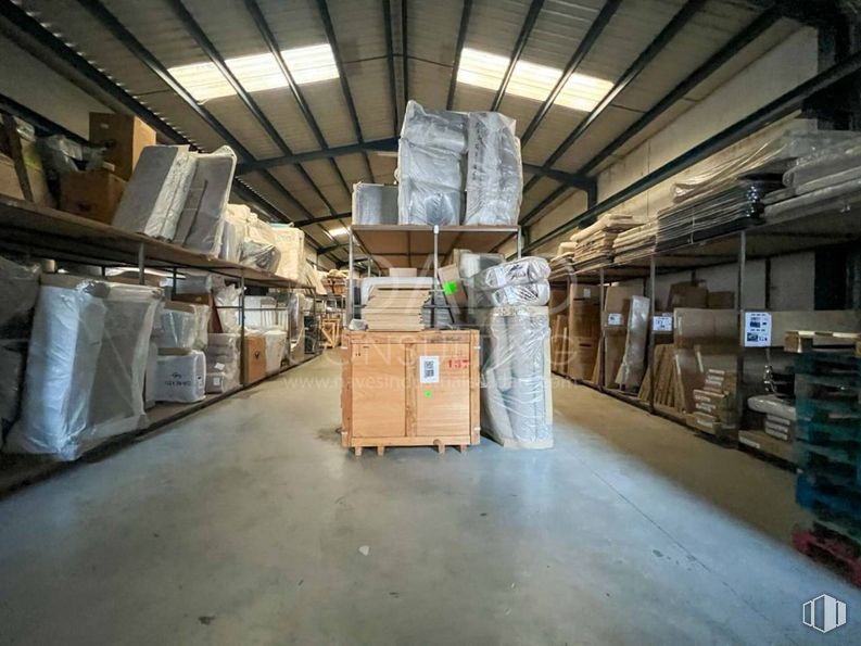 Industrial for sale at Zona industrial, Torrejón de Ardoz, Madrid, 28850 with warehouse, inventory, shipping box, floor, cardboard packaging, shelving, ceiling, box, packing materials and packaging and labeling around