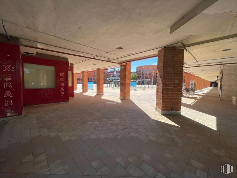 Local en alquiler y venta en Plaza Mayor, Coslada, Madrid, 28820 con arquitectura, suelo, sombra, suelos, tintes y matices, madera, superficie de la carretera, hormigón, fachada y techo alrededor