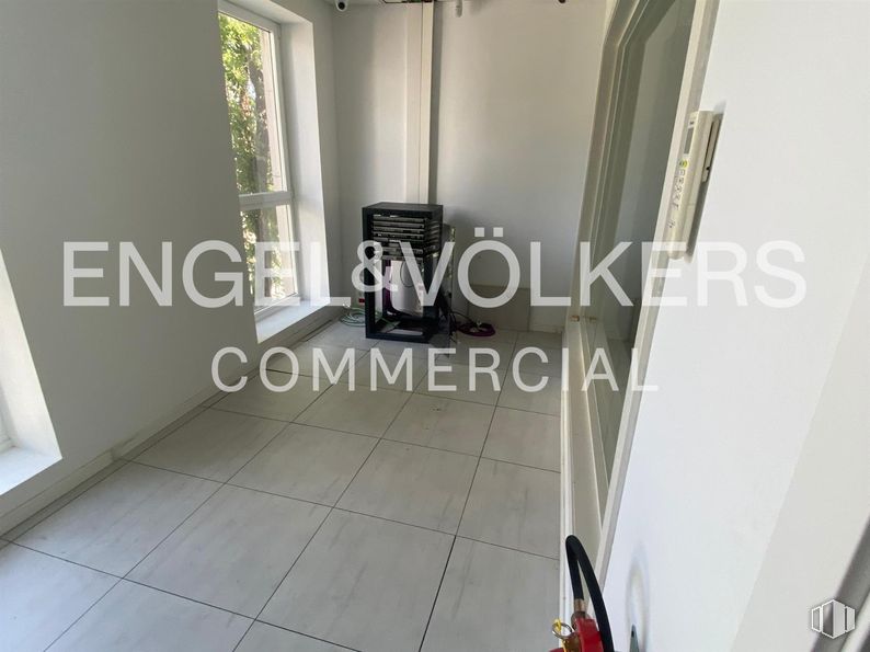 Oficina en alquiler en Calle Julián Camarillo, 38, San Blas - Canillejas, Madrid, 28037 con ventana, edificio, accesorio, madera, interiorismo, suelos, suelo, fuente, madera dura y inmobiliario alrededor