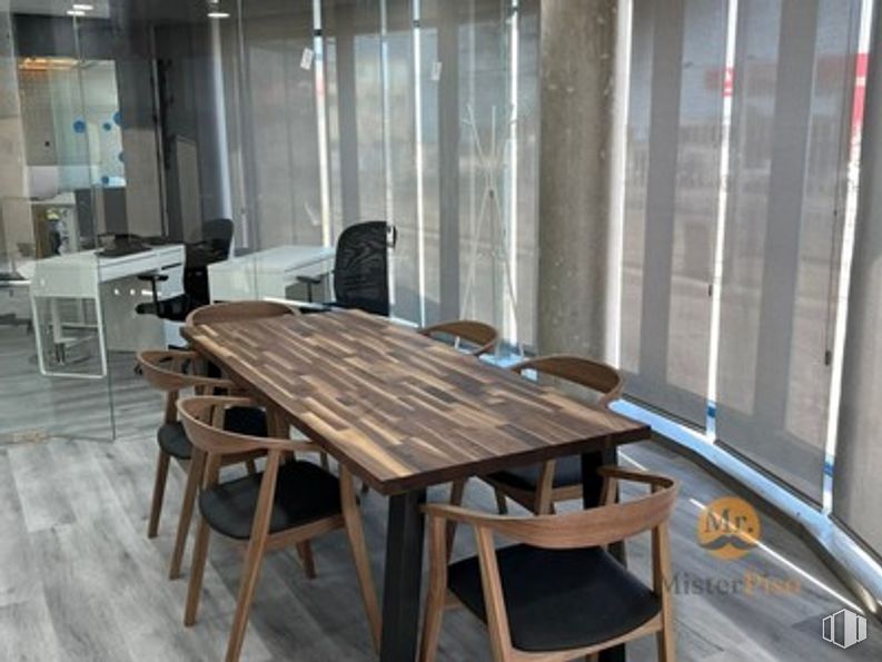 Oficina en alquiler en Puerto Morcuera, Leganés, Madrid, 28919 con silla, mesa de cocina y comedor, mesa, mueble, madera, suelo, suelos, madera dura, tinte para madera y accesorio alrededor