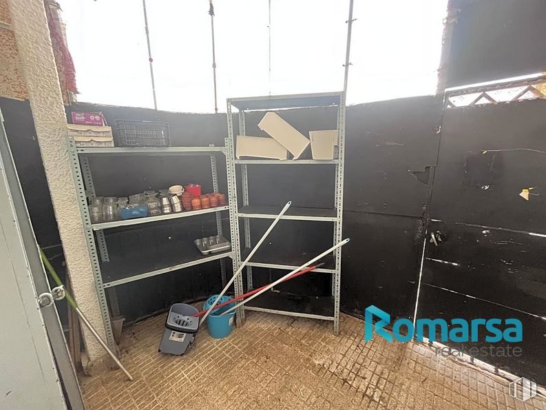 Retail for sale & for rent at Valle de Amblés, Muñogalindo, Ávila, 05530 with furniture, wood, flooring, building, sky, shelving, ladder, metal, shade and hardwood around