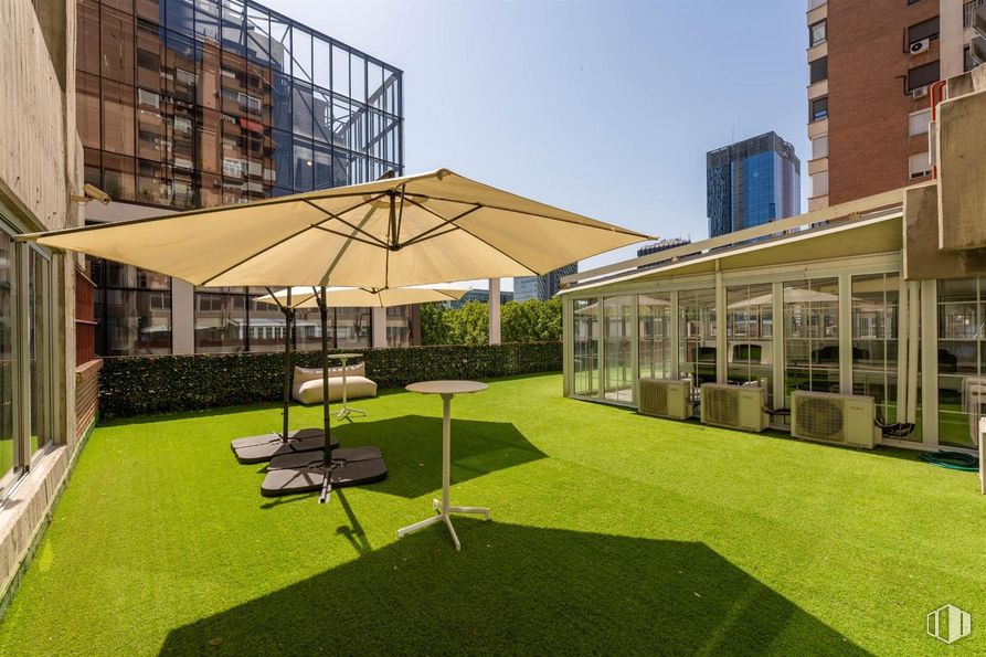 Oficina en venta en Calle Orense, Tetuán, Madrid, 28020 con edificio, cielo, sombra, planta, diseño urbano, interiorismo, condominio, hierba, ventana y muebles de exterior alrededor