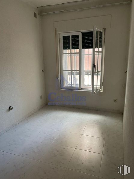 Office for rent at Calle San Roque, Guadalajara, 19002 with window, fixture, wood, floor, flooring, composite material, tints and shades, concrete, ceiling and plaster around