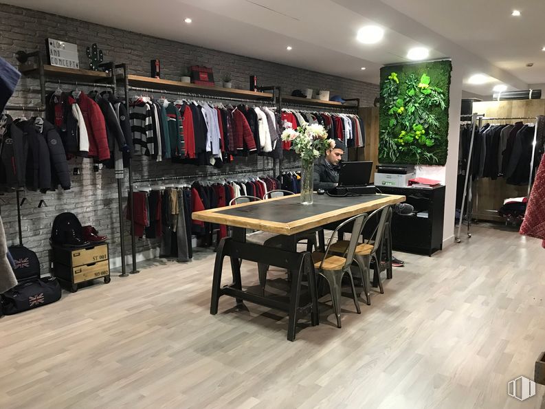 Oficina en alquiler en Calle Sebastián Elcano, 32, Arganzuela, Madrid, 28012 con mesa, equipaje y bolsos, silla, moda, diseño automotriz, piso, estante, venta minorista, pavimentos y colgador de ropa alrededor