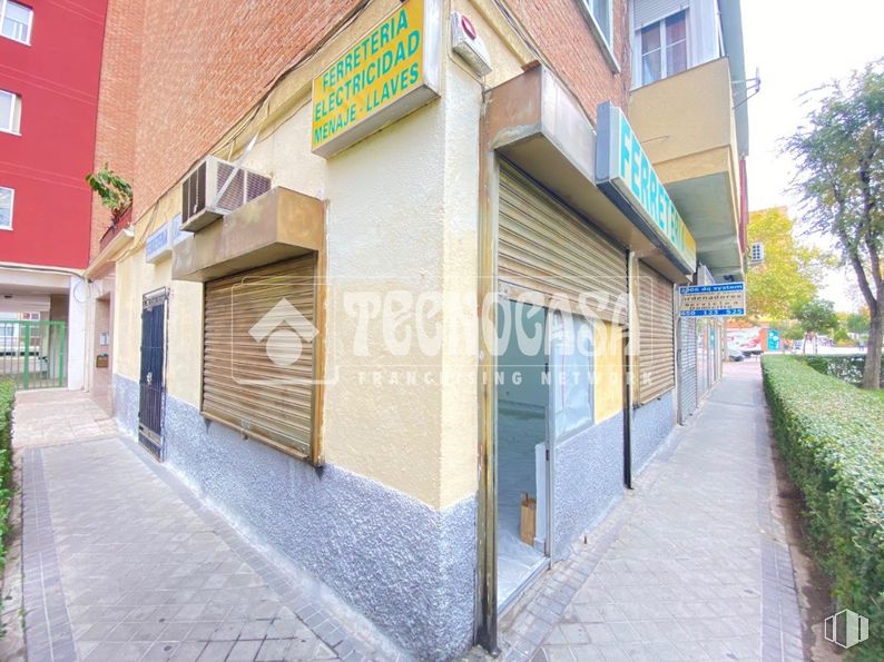 Local en venta en Zona Soto - Hospital, Móstoles, Madrid, 28935 con ventana, edificio, planta, superficie de carretera, árbol, diseño urbano, asfalto, acera, casa y fachada alrededor