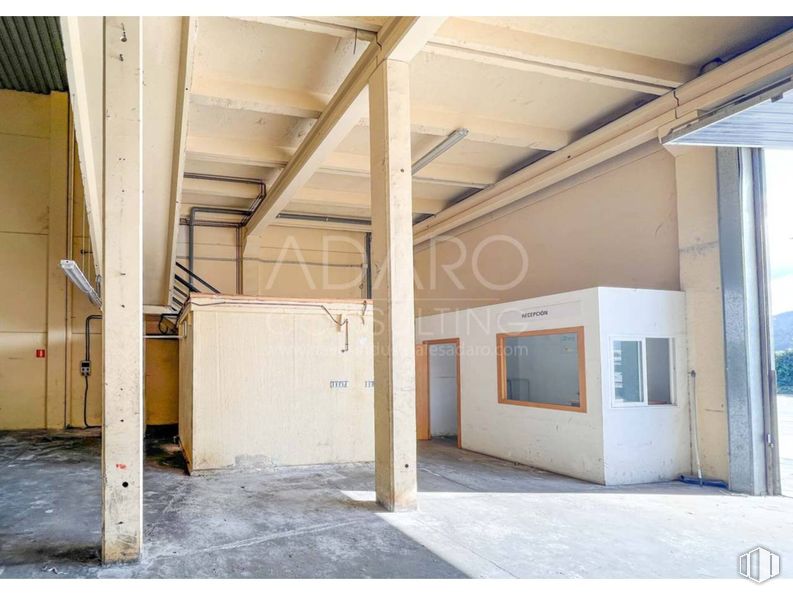 Industrial for sale at Polígono industrial Las Matillas, Alcalá de Henares, Madrid, 28802 with door, window, floor, ceiling, building material, daylighting, plaster, plywood and beam around