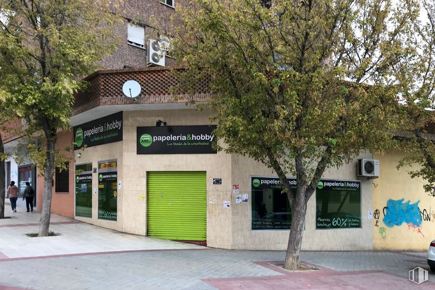 Retail for rent at Zona Centro, Fuenlabrada, Madrid, 28944 with window, building, tree, plant, road surface, shade, door, urban design, asphalt and neighbourhood around