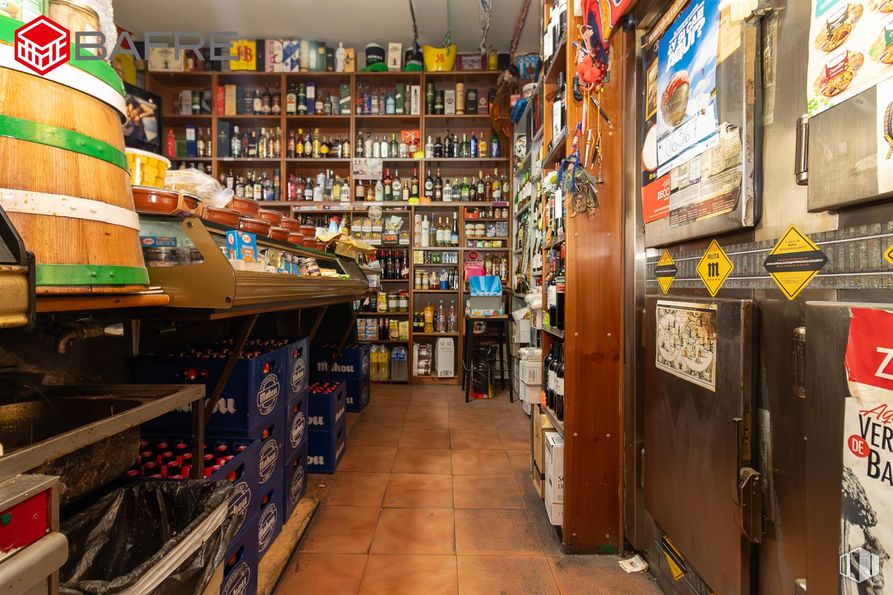 Retail for rent at Calle Torregrosa, Hortaleza, Madrid, 28043 with shelf, shelving, bottle, convenience store, retail, liquor, alcoholic drink, glass bottle, grocery store and liquor store around