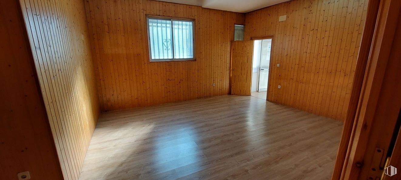 Retail for rent at Centro urbano, Manzanares el Real, Madrid, 28410 with window, building, fixture, wood, house, hall, floor, flooring, wood stain and shade around