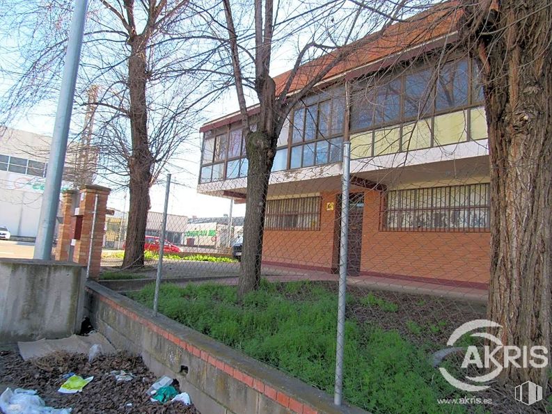 Industrial for sale at Calle Río Torviscal, Toledo, 45007 with building, window, plant, sky, tree, urban design, brickwork, neighbourhood, woody plant and public space around