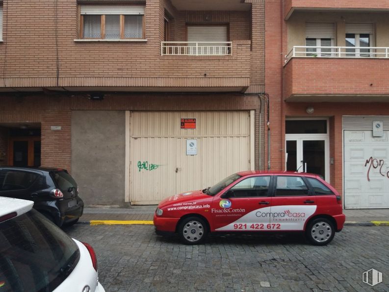 Local en venta en Calle Agapito de Marazuela, Segovia, 40005 con coche, neumático, rueda, vehículo terrestre, ventana, vehículo, edificio, placa de matrícula del vehículo, vehículo motorizado y iluminación automotriz alrededor