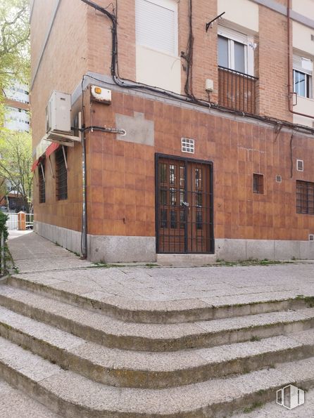 Retail for rent at Calle Rafael Finat, La Latina, Madrid, 28044 with door, window, stairs, building, wood, road surface, architecture, urban design, neighbourhood and wall around