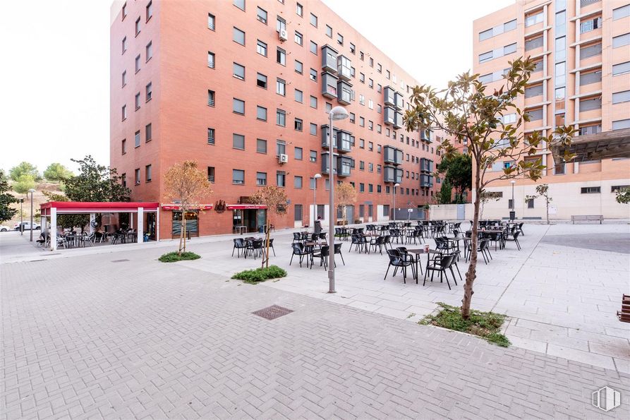 Local en venta en Calle Gainza, Usera, Madrid, 28041 con edificio, planta, durante el día, ventana, árbol, superficie de la carretera, diseño urbano, cielo, barrio y condominio alrededor