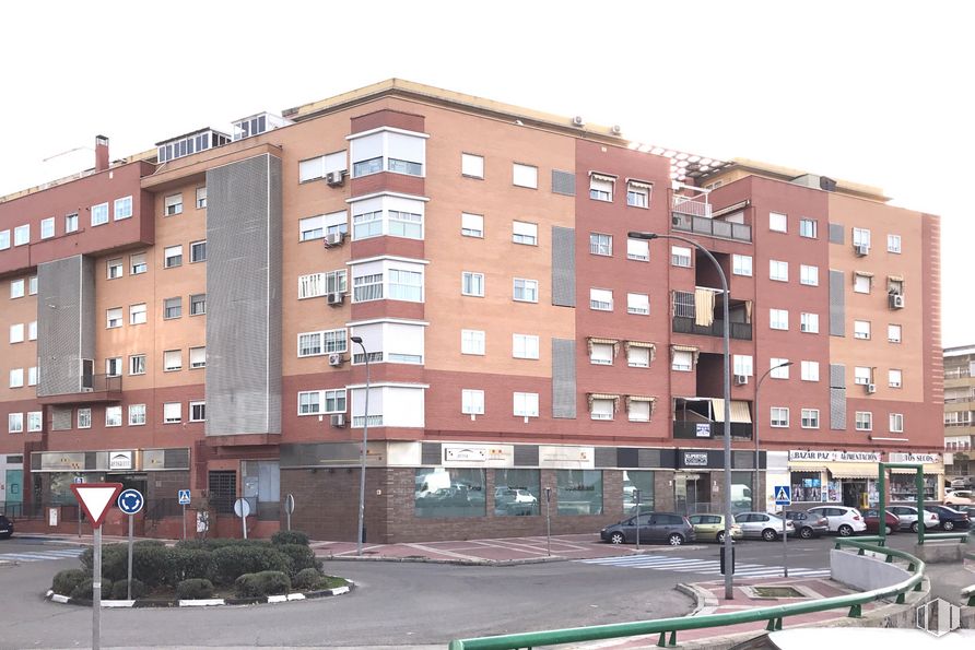 Local en alquiler y venta en Calle Villaverde, 2, Parla, Madrid, 28980 con edificio, ventana, cielo, planta, coche, bloque de torre, diseño urbano, condominio, vehículo y barrio alrededor