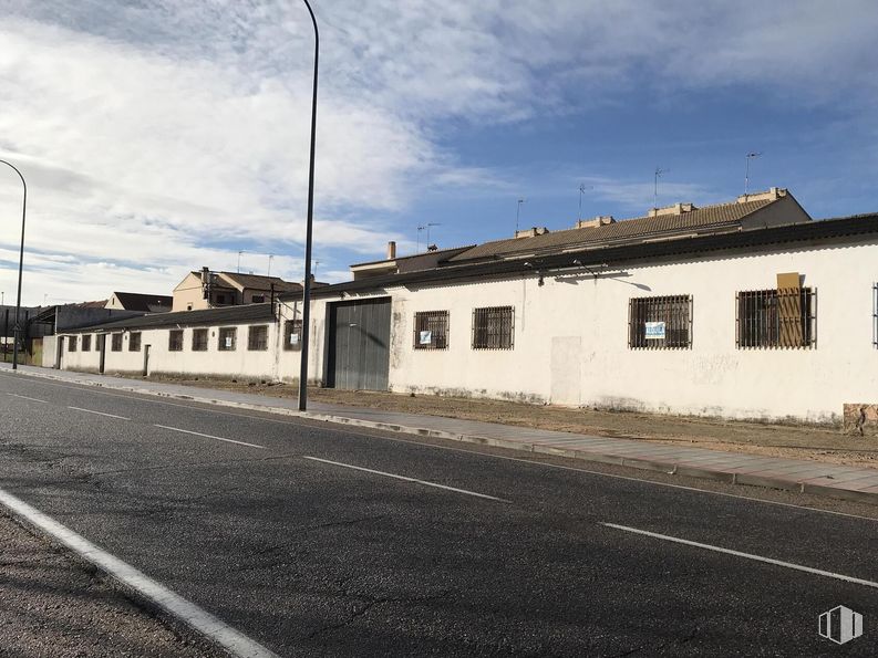 Industrial for sale at Calle Real, Yuncos, Toledo, 45210 with building, cloud, sky, window, street light, house, road surface, asphalt, land lot and residential area around