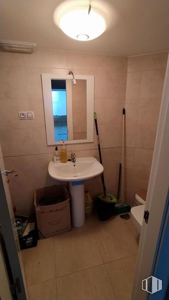 Retail for sale & for rent at Avenida de Madrid, Ávila, 05001 with sink, lighting, mirror, tap, property, bathroom sink, plumbing fixture, bathroom, building and purple around