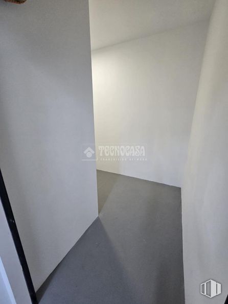 Industrial for sale at Calle San Fortunato, Usera, Madrid, 28041 with rectangle, wood, fixture, flooring, composite material, glass, ceiling, aluminium, plaster and metal around