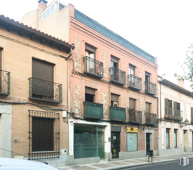 Local en venta en Calle Constitución, Navalcarnero, Madrid, 28600 con edificio, ventana, propiedad, cielo, puerta, diseño urbano, barrio, zona residencial, bienes raíces y fachada alrededor