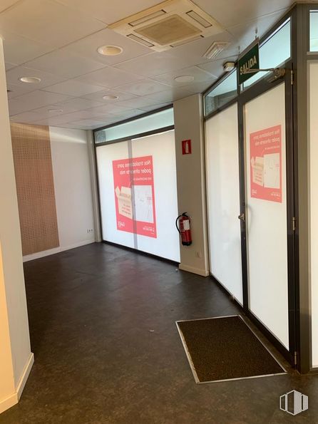 Retail for rent at Calle Pinto, Parla, Madrid, 28980 with building, fixture, interior design, door, floor, flooring, hall, real estate, ceiling and event around