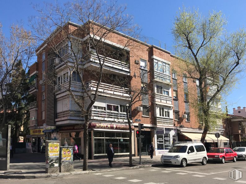 Retail for rent at Calle Federico Grases, 1, Carabanchel, Madrid, 28025 with car, building, window, sky, wheel, vehicle, tire, tree, urban design and condominium around