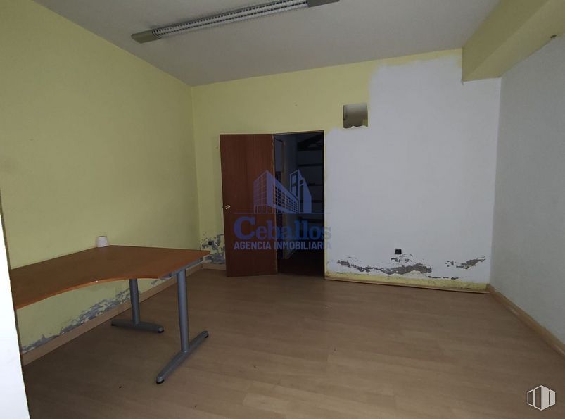 Retail for sale & for rent at Zona Concordia, Guadalajara, 19001 with table, desk, building, wood, hall, paint, interior design, floor, flooring and art around