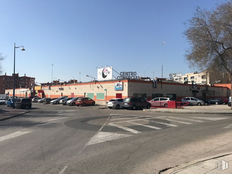 Retail for sale & for rent at Calle Pablo Casals, 27, Parla, Madrid, 28980 with building, sky, car, wheel, street light, vehicle, motor vehicle, tire, plant and road surface around