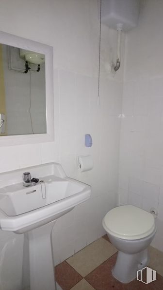 Retail for rent at Calle Alcalá de Henares, Guadalajara, 19003 with toilet, sink, mirror, plumbing fixture, property, tap, white, bathroom sink, bathroom and purple around