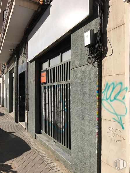 Industrial for sale at Calle Nájera, 11, Carabanchel, Madrid, 28025 with art, building, brick, facade, alley, tints and shades, road, city, sidewalk and concrete around