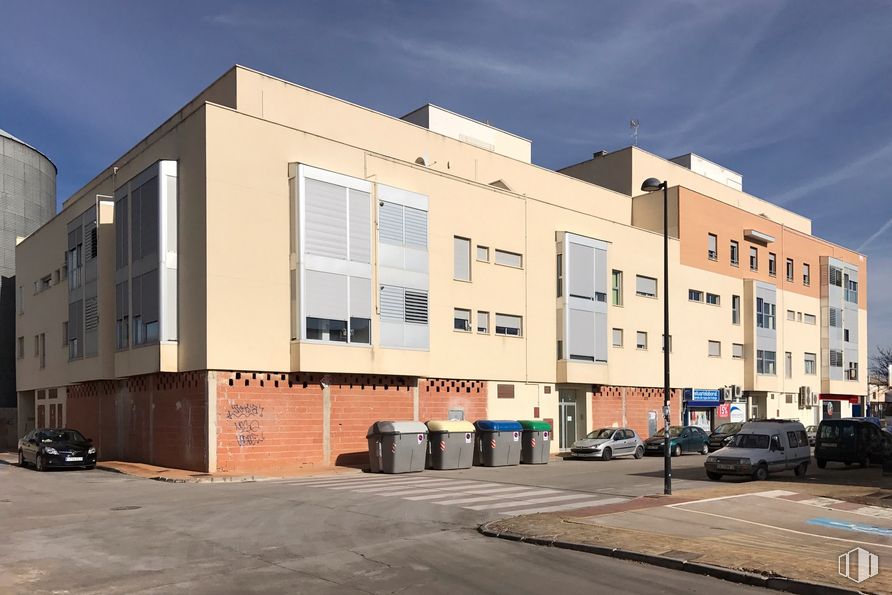 Retail for sale & for rent at Avenida Jardines de la Estación, 2, Quintanar de la Orden, Toledo, 45800 with building, car, sky, daytime, window, tire, urban design, cloud, fixture and asphalt around