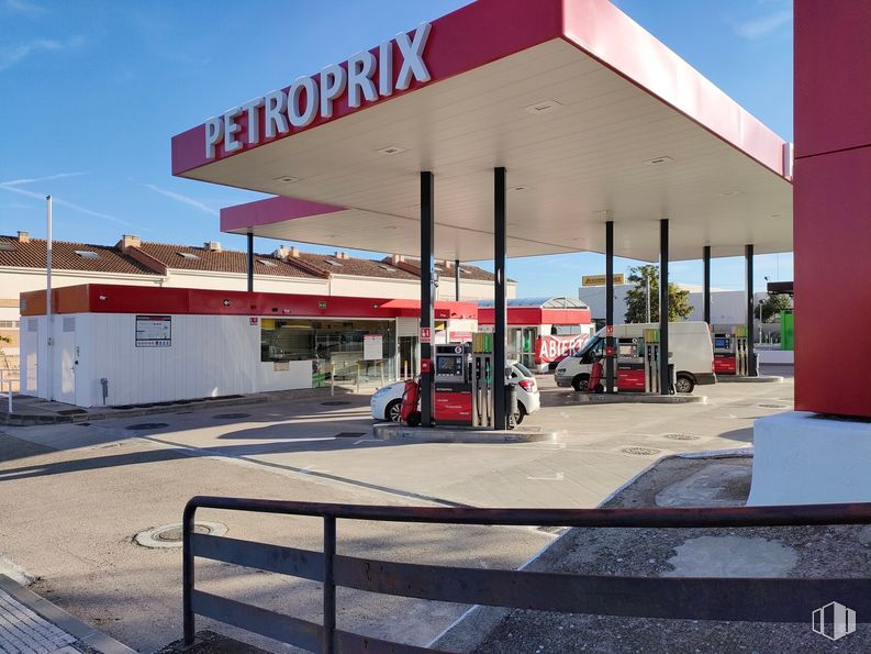 Industrial for sale at Calle Francisco Aritio, Guadalajara, 19004 with car, license plate, sky, automotive parking light, gas pump, filling station, gasoline, motor vehicle, shade and asphalt around