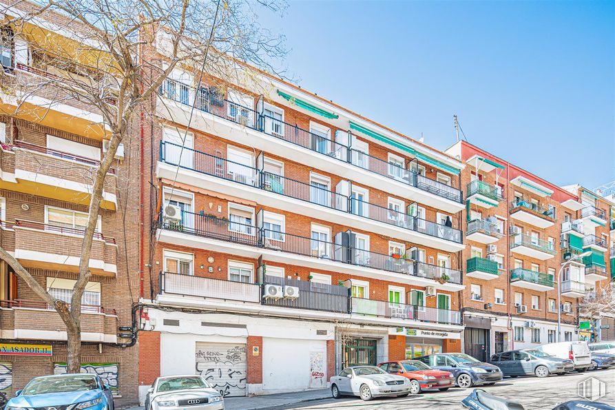 Retail for sale & for rent at Calle Urquiza, 8, Ciudad Lineal, Madrid, 28017 with car, building, wheel, tire, land vehicle, sky, property, vehicle, window and infrastructure around