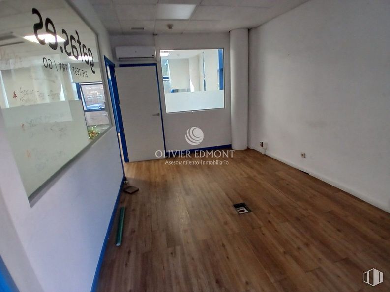 Office for rent at Zona Centro, La Latina, Madrid, 28011 with door, fixture, wood, floor, flooring, wood stain, plank, hardwood, ceiling and glass around