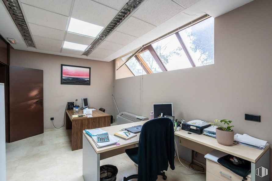 Oficina en venta en Zona Auditorio, Las Rozas de Madrid, Madrid, 28230 con televisión, silla, planta de interior, pantalla de ordenador, escritorio, ventana, mueble, interiorismo, suelos y mesa alrededor