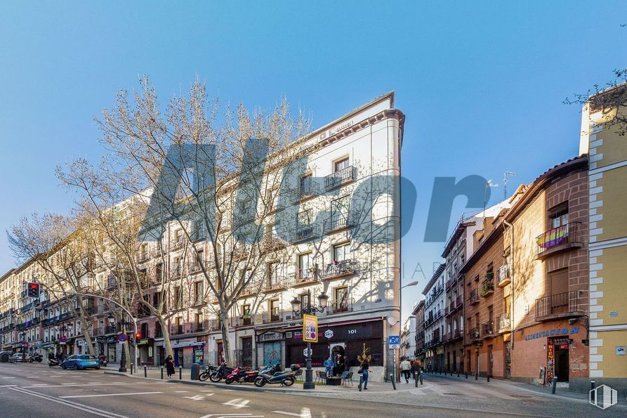 Local en venta en Calle Atocha, Centro, Madrid, 28012 con edificio, cielo, diseño urbano, superficie de carretera, ventana, área residencial, vía pública, edificio comercial, condominio y árbol alrededor