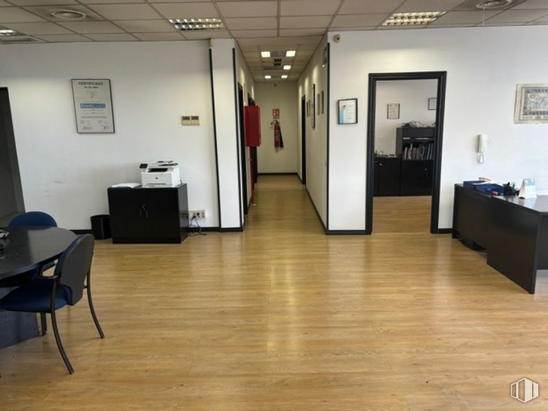 Industrial for rent at Calle Tranvía a las Canteras de Monte Viejo, Villa de Vallecas, Madrid, 28031 with chair, furniture, flooring, wood, hall, floor, hardwood, ceiling, event and building around