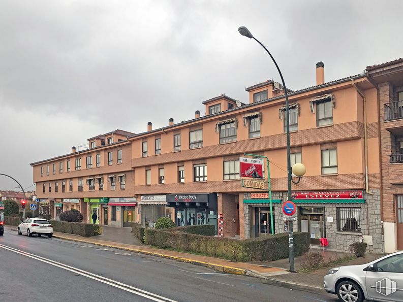 Office for rent at Avenida Vía Roma, 18, Segovia, 40003 with car, building, plant, window, property, sky, cloud, urban design, neighbourhood, residential area and house around