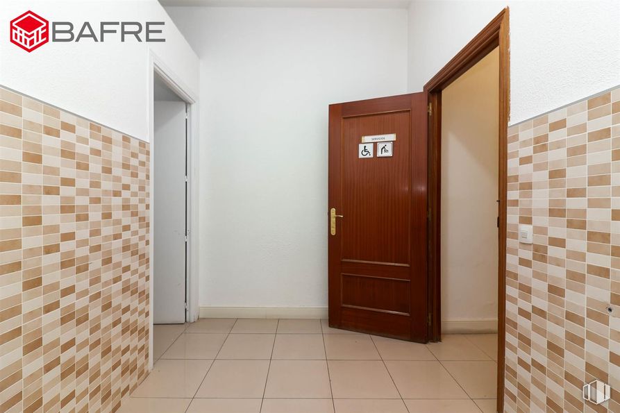 Local en venta en Casco antiguo, San Sebastián de los Reyes, Madrid, 28700 con puerta, accesorio, asa, material compuesto, suelos, madera, puerta de casa, manija de la puerta, rectángulo y fuente alrededor