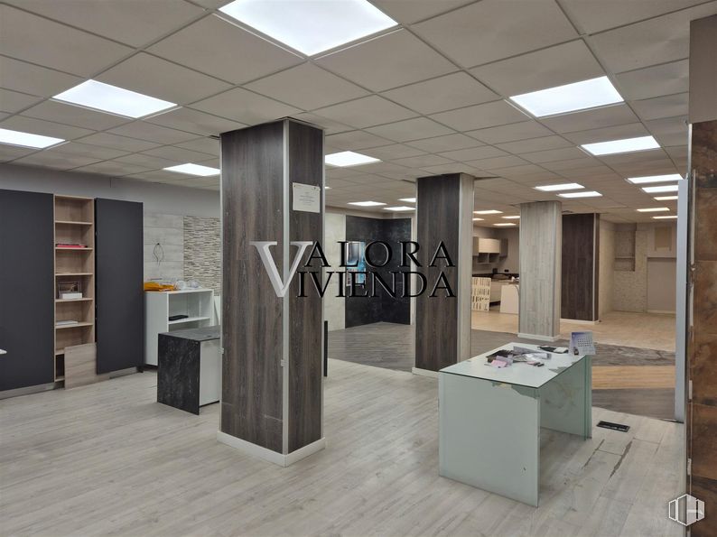 Retail for rent at Calle Sevilla, 1, Alcorcón, Madrid, 28922 with desk, light fixture, lighting, furniture, flooring, interior design, floor, wood, ceiling and composite material around