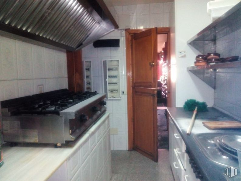 Local en venta en Zona centro, Cantalejo, Segovia, 40380 con aparato de cocina, encimera, puerta, electrodoméstico, ebanistería, cocina, electrodoméstico, cocina, estufa de gas y estufa alrededor