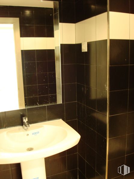 Local en venta en Calle Ascao, Ciudad Lineal, Madrid, 28017 con fregadero, marrón, grifo, accesorio de fontanería, lavabo de baño, baño, negro, edificio, accesorio y madera alrededor